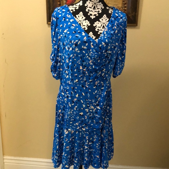 Vince Camuto Dresses & Skirts - Vince Camuto off v-neck, pretty scrunched shirt sleeves fit & flare dress